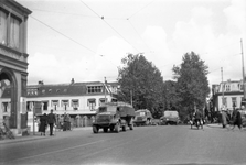 818829 Afbeelding van enkele geallieerde legervoertuigen op de Wittevrouwenbrug over de Stadsbuitengracht te Utrecht.